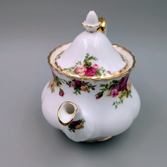 Vintage Royal Albert Old Country Roses Teapot | Floral with Gold Trim - Picture 3 of 8